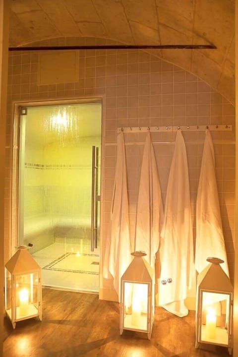 Couples treatment rooms, sauna, spa tub, steam room, Turkish bath