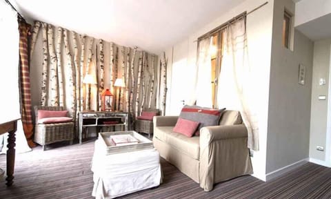 Family Suite | Living area | 60-cm flat-screen TV with cable channels, TV