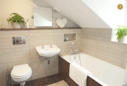 Comfort double with private external bathroom (Room 7) | Bathroom | Free toiletries, hair dryer, bathrobes, slippers