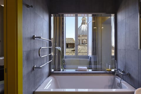 Panoramic Suite (Luxury) | Deep soaking bathtub