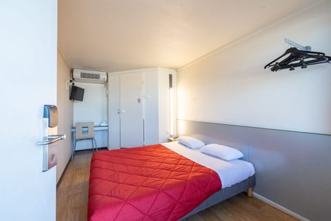 Standard Room, 1 Double Bed | Desk, soundproofing, free WiFi, bed sheets