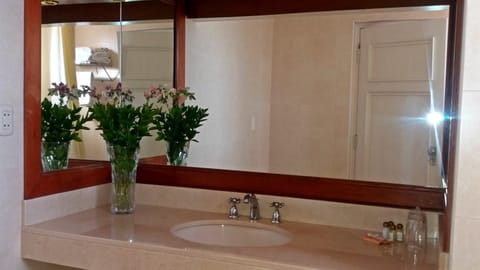 Classic Single Room | Bathroom | Combined shower/tub, free toiletries, hair dryer, towels