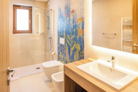 Deluxe Apartment, 1 Bedroom | Bathroom | Shower, hair dryer, bidet