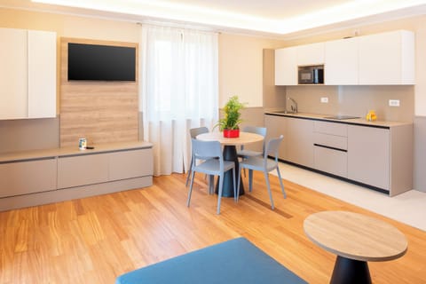 Deluxe Apartment, 1 Bedroom | Private kitchen