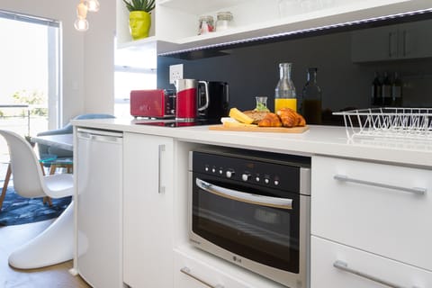 Studio | Private kitchenette | Fridge, microwave, oven, stovetop