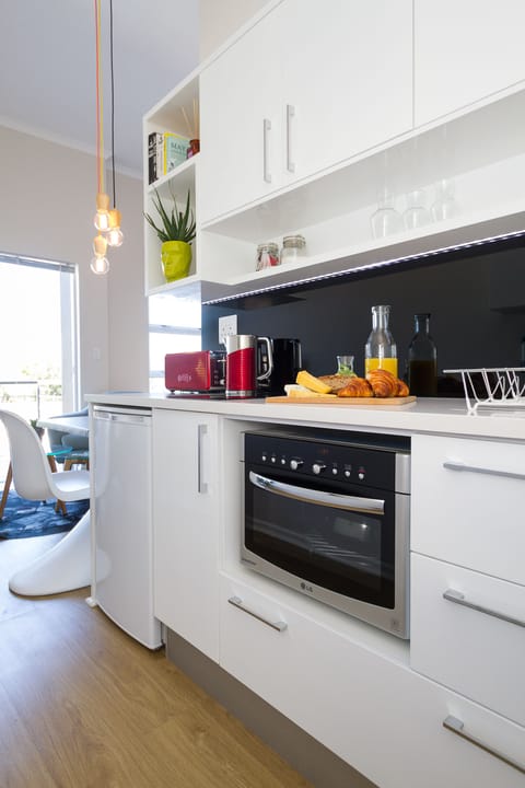 Studio | Private kitchenette | Fridge, microwave, oven, stovetop