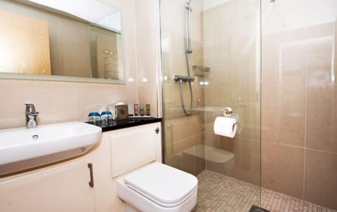 Business Double Room, Balcony | Bathroom | Free toiletries, hair dryer, towels