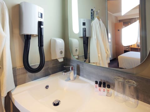 Premium Room, 1 Double Bed | Bathroom | Shower, eco-friendly toiletries, hair dryer, slippers