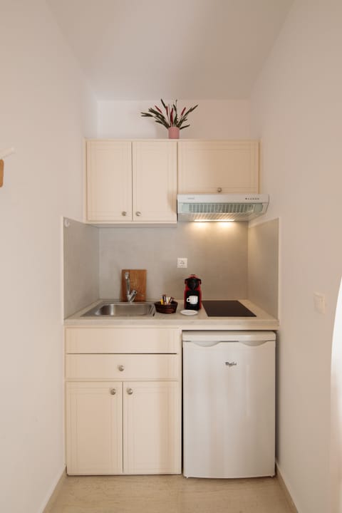 Junior Studio Suite, Balcony | Private kitchen | Fridge, stovetop, cookware/dishes/utensils, dining tables