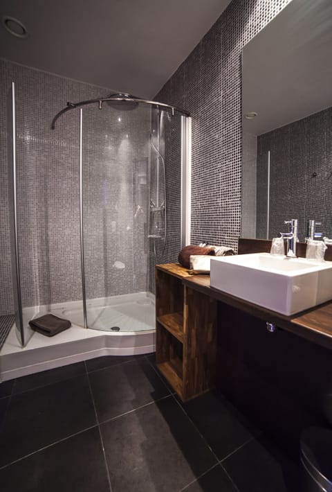 Shower, free toiletries, hair dryer, towels