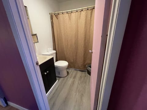 Combined shower/tub, deep soaking tub, free toiletries, hair dryer