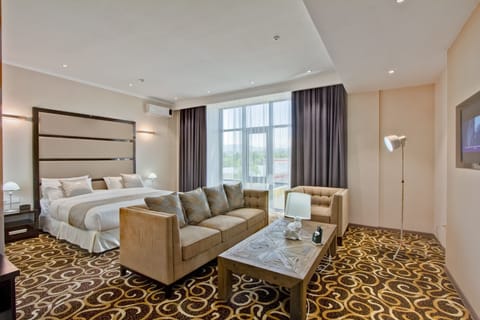 Deluxe Studio Suite, 1 Double Bed, Bathtub | Minibar, in-room safe, soundproofing, rollaway beds