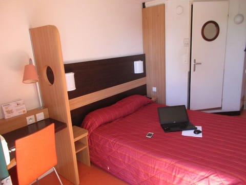 Standard Room, 1 Double Bed | Desk, blackout drapes, free WiFi, bed sheets