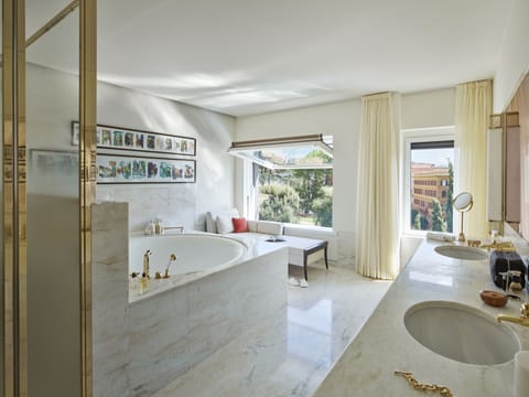 Penthouse (Bellavista Suite) | Bathroom | Designer toiletries, hair dryer, bathrobes, slippers