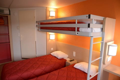 Standard Room, 3 Twin Beds | Desk, blackout drapes, free WiFi, bed sheets