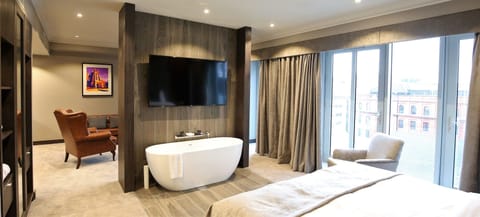 Suite, 1 Queen Bed, Bathtub | In-room safe, desk, laptop workspace, iron/ironing board