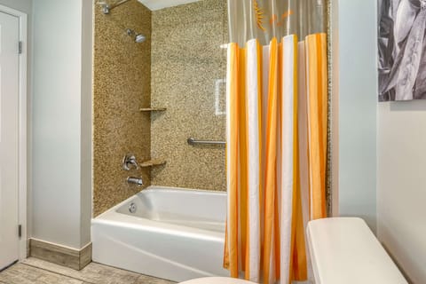 Room, 1 King Bed | Bathroom | Combined shower/tub, free toiletries, hair dryer, towels