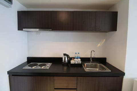 City Room, 1 King Bed, Kitchen | Private kitchenette | Fridge, electric kettle