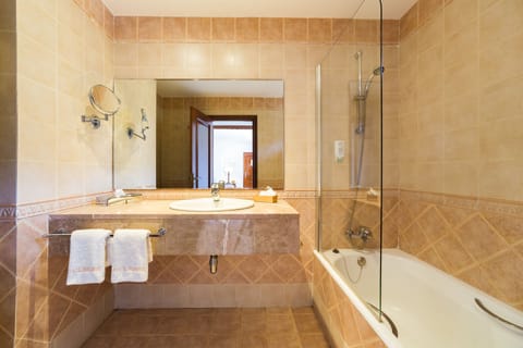 Combined shower/tub, deep soaking tub, free toiletries, hair dryer