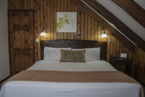 Superior Chalet, 1 King Bed | In-room safe, iron/ironing board, free WiFi, bed sheets