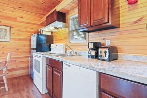 Deluxe Cottage, 1 Bedroom | Private kitchen | Full-size fridge, microwave, stovetop, coffee/tea maker