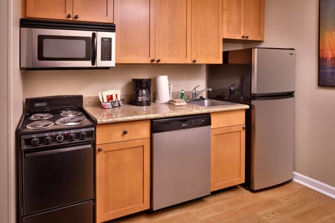 Full-size fridge, microwave, stovetop, dishwasher