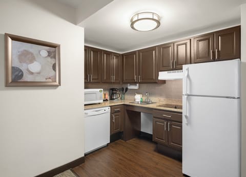 Desk, soundproofing, free WiFi, bed sheets