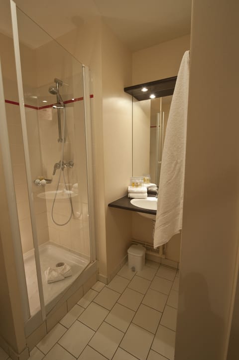 Superior Room (double bed) | Bathroom | Free toiletries, hair dryer, towels