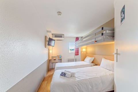 Standard Room, 3 Twin Beds | In-room business center