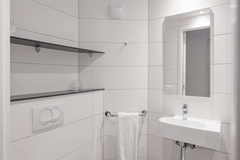 Shower, eco-friendly toiletries, towels