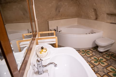 Superior Studio Suite | Bathroom | Free toiletries, hair dryer, slippers, bidet