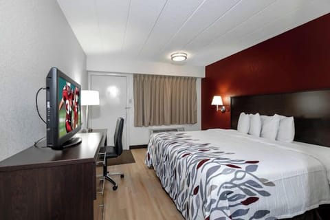 Deluxe Room, 1 King Bed, Non Smoking | Desk, laptop workspace, blackout drapes, free WiFi