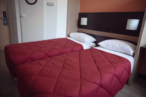 Standard Room, 2 Twin Beds | Room amenity