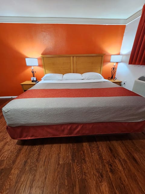 Standard Room, 1 King Bed, Non Smoking, Refrigerator & Microwave | Premium bedding, individually decorated, individually furnished, desk