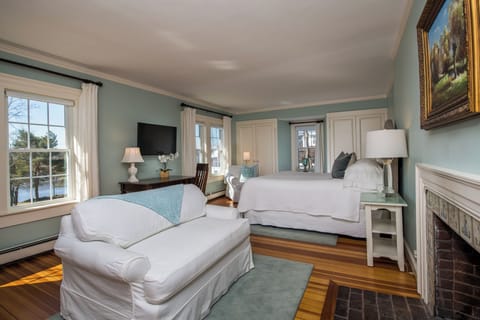 Harbor Cliffs Luxury King | Premium bedding, individually decorated, individually furnished, desk