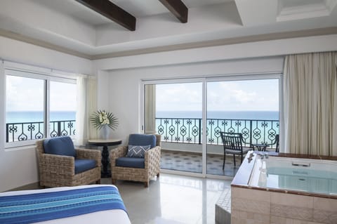 Ocean Front Luxury Suite King | Premium bedding, pillowtop beds, free minibar, in-room safe