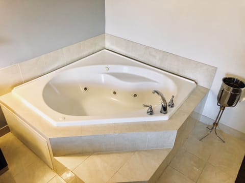 Superior Studio Suite, 1 King Bed, Non Smoking | Jetted tub