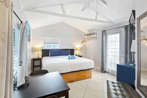 King Suite Pool View | Iron/ironing board, free WiFi, bed sheets