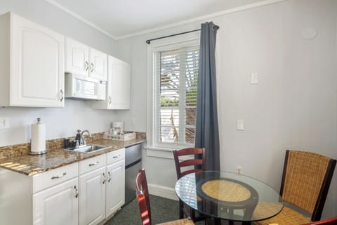 Superior 2 Queen | Private kitchen | Fridge, coffee/tea maker, paper towels