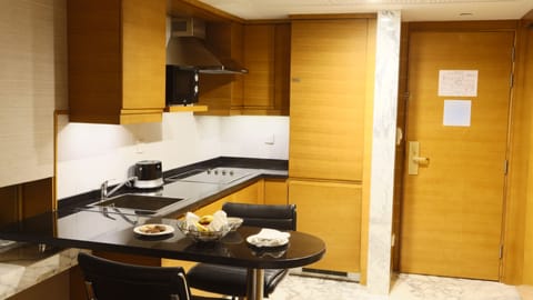 Family Apartment, 1 Bedroom, Kitchenette | Private kitchenette | Mini-fridge, coffee/tea maker, electric kettle