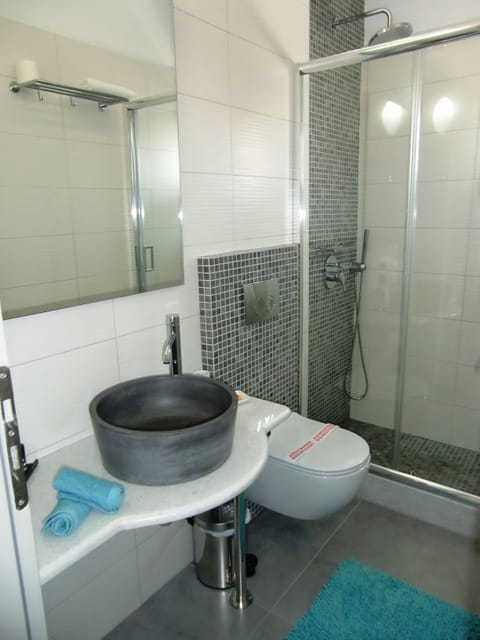 Deluxe Double Room | Bathroom | Shower, rainfall showerhead, designer toiletries, hair dryer