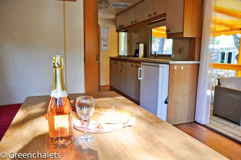 Basic Mobile Home, 2 Bedrooms, Non Smoking, Lanai | In-room dining