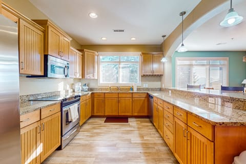 Condo, 3 Bedrooms | Private kitchen