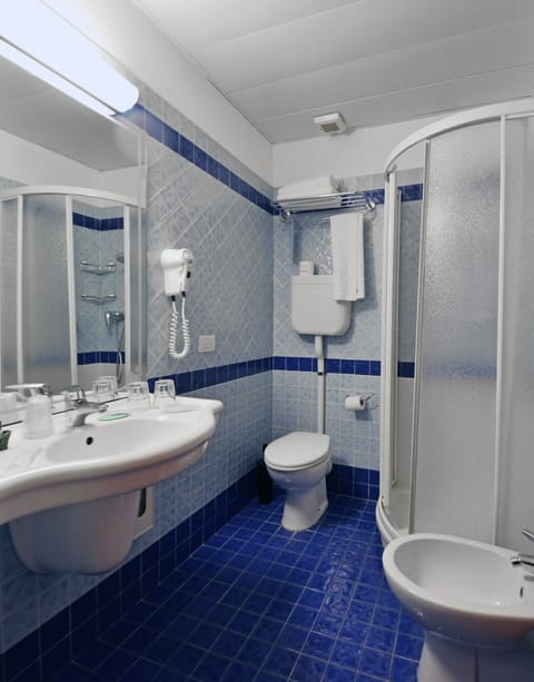 Triple Room | Bathroom | Shower, free toiletries, hair dryer, bidet