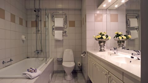 Suite | Bathroom | Free toiletries, hair dryer, towels