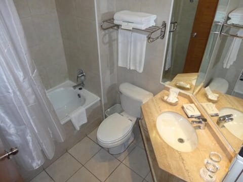 Combined shower/tub, free toiletries, hair dryer, towels