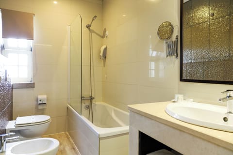 Quadruple Room | Bathroom | Bathtub, free toiletries, hair dryer, towels