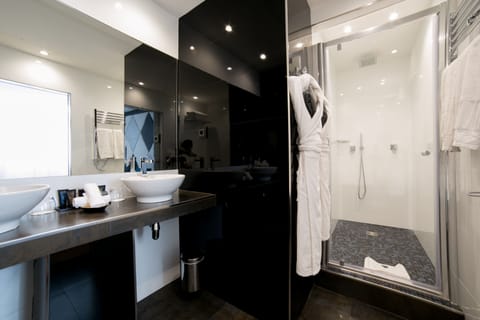 Suite Bonaparte | Bathroom | Free toiletries, hair dryer, bathrobes, slippers