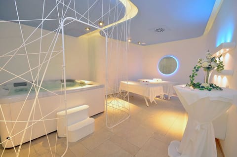 Couples treatment rooms, sauna, spa tub, Turkish bath, body treatments