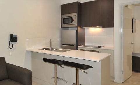 Deluxe One Bedroom King Apartment  | In-room dining